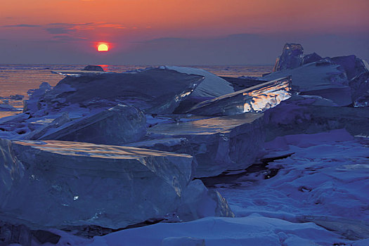 夕阳下的冰湖
