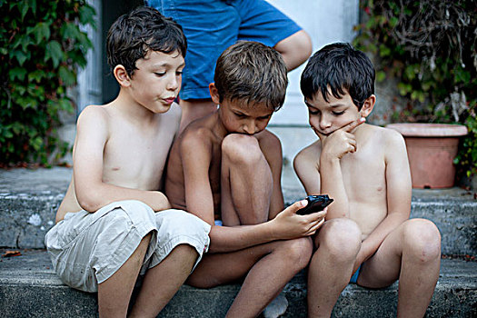 三个男孩,看,智能手机
