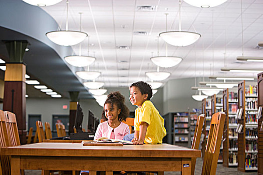 美国黑人,女孩,亚洲人,男孩,坐,桌子,学校,图书馆