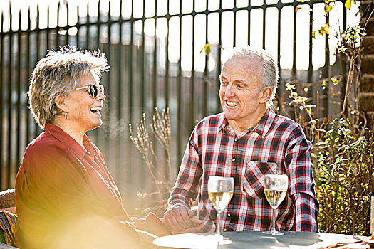 老年,夫妻,屋顶,花园,交谈,放松,白葡萄酒