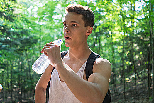 男青年,树林,喝,水瓶