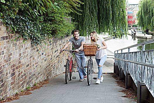 骑车,情侣,推,自行车,运河,伦敦,英国