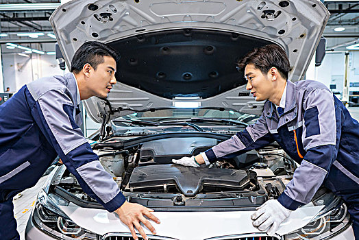 維修車間的汽修人員