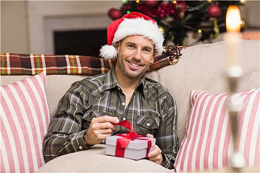 高兴,男人,圣诞帽,打开,礼物
