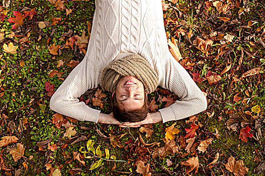 季节,高兴,人,概念,微笑,男青年,躺着,地面,草,落叶,秋天,公园