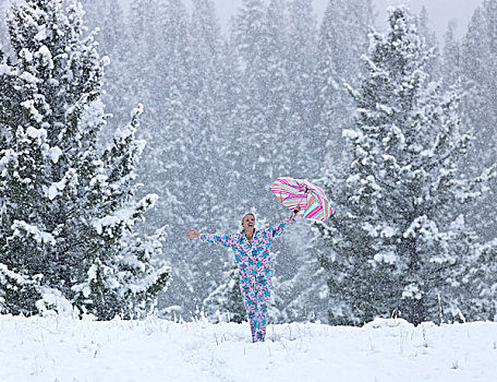 加拿大,艾伯塔省,女人,站立,雪,拿着,伞,上方