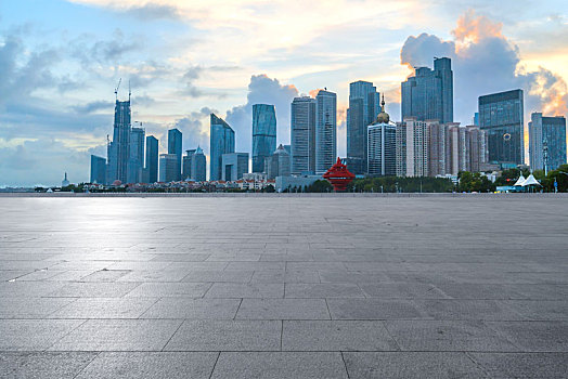 汽车广告背景,空地板和城市天际线