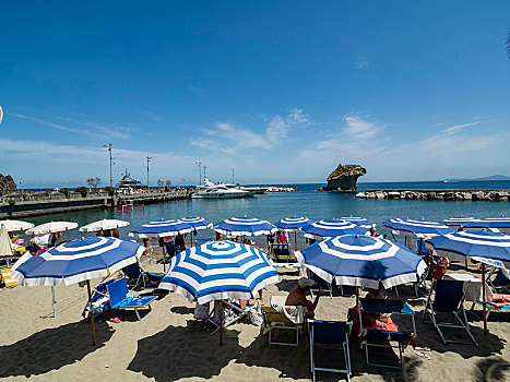 遮阳伞,海滩,后面,石头,伊斯基亚岛,那不勒斯湾,坎帕尼亚区,意大利,欧洲