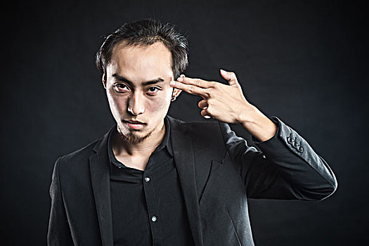 亚洲男子