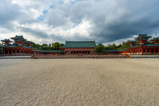 日本京都平安神宫外拜殿,白虎楼与苍龙楼建筑景观