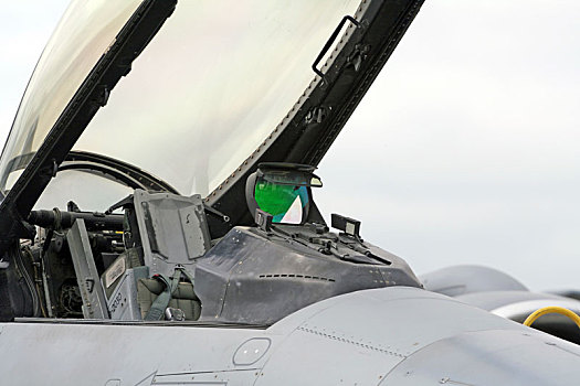 美国f16战斗机驾驶舱