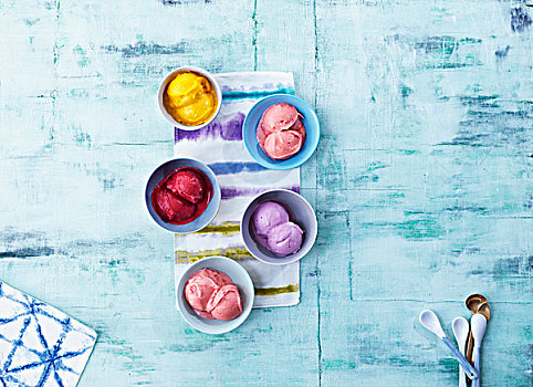 彩色,意大利冰淇淋,冰淇淋,金色,勺子,大浅盘,棚拍,青绿色背景