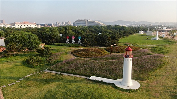 山东省日照市,雨后的海边环境宜人,游客赶海拾贝拍照打卡