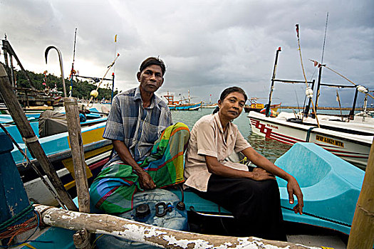 渔民,妻子,收到,贷款,帮助,老化,买,渔网,修理,船,引擎,十一月,2007年,斯里兰卡