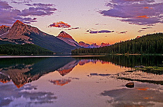 晚间,高山辉,山脉,围绕,玛琳湖,碧玉国家公园,艾伯塔省,加拿大