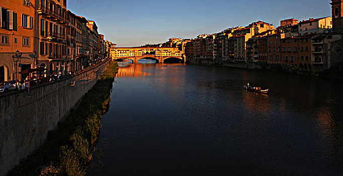 阿尔诺河,arno,两岸,远处是维琪奥桥,意大利最古老的石造封闭拱肩圆弧拱桥,佛罗伦萨著名的地标之一,维琪奥桥始建于距今1000多年前,今天所能见到的这座桥是1345年重建的