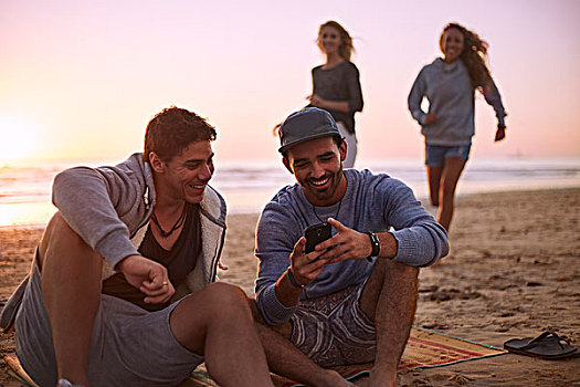 朋友,休闲,发短信,手机,日落海滩