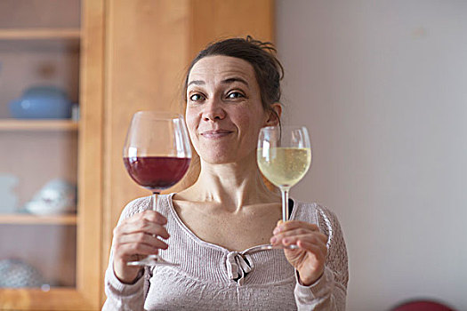 女人,拿着,向上,两个,玻璃杯,红色,白色,葡萄酒