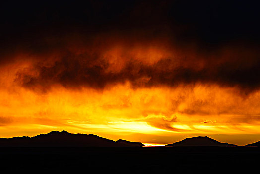 多云,气氛,日落,盐湖,乌尤尼盐沼,波托西地区,玻利维亚,南美