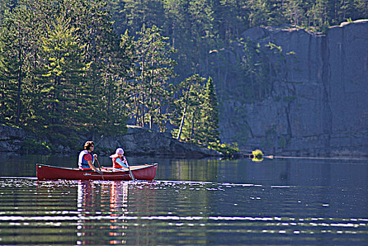 母女,划船,阿尔冈金公园,安大略省,加拿大