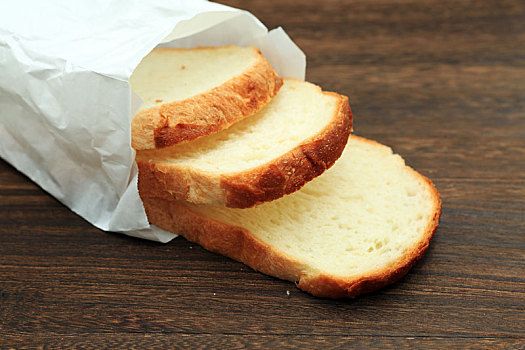 面包切片摆放在木桌上