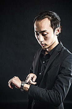 亚洲男子