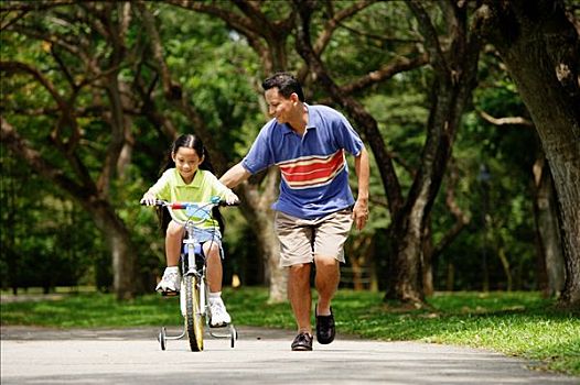 父亲,女儿,公园,骑自行车,跑,挨着