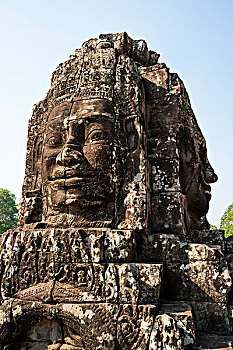 吴哥古巴戎寺的高深莫测的巨型石像