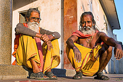 两个,苦行僧,坐,地面,神圣,男人,斋浦尔,拉贾斯坦邦,印度,亚洲