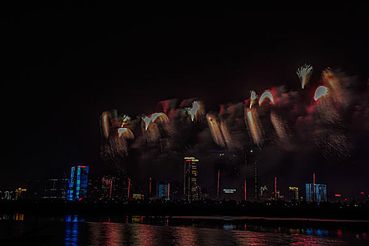 烟花,建筑群,河流,夜景,水,灯,节日