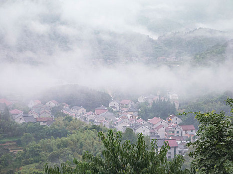 晨雾中的桐庐山村