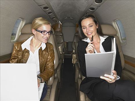 两个女人,讨论,私人飞机