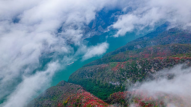 重庆巫山三峡云海红叶