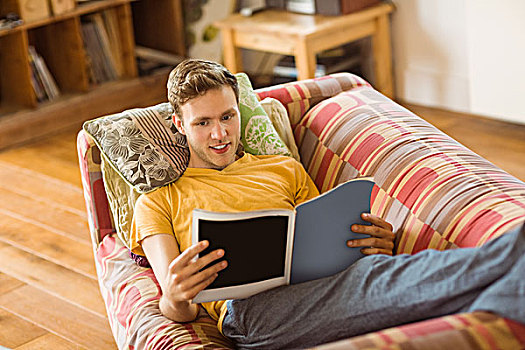 男青年,读,杂志,沙发