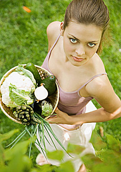 女人,拿着,篮子,新鲜,蔬菜,俯拍