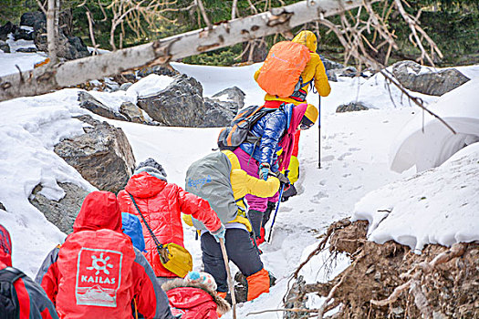 雪地徒步人群