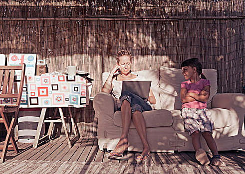 母女,坐,一起,沙发,母亲,笔记本电脑,安达卢西亚,西班牙