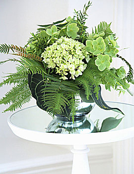 花束,蕨类,八仙花属,玻璃桌
