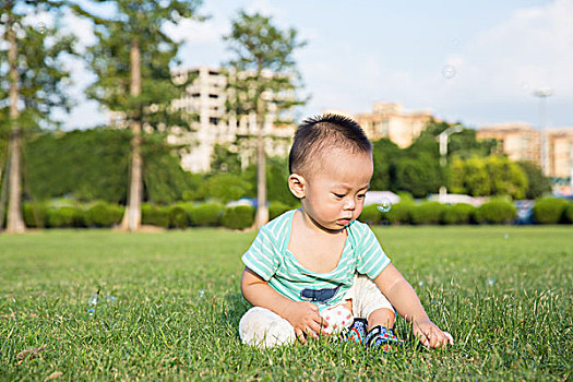 幼儿草地玩耍