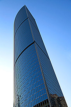 挂满蓝色玻璃的半圆形外立面建筑招商局大厦