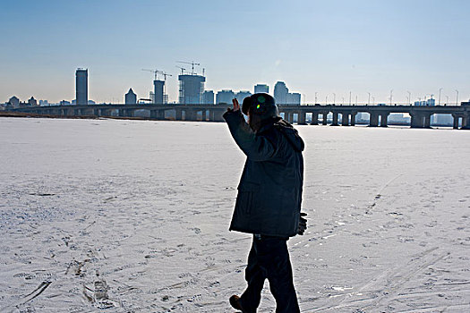 12月3日上午,哈尔滨冰雪大世界第3界采冰节在松花江冰面盛大开启