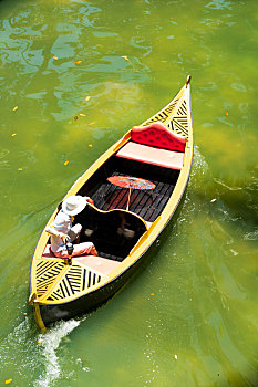 户外拍摄游人乘舟在河里游玩