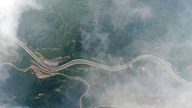 山东省日照市,云雾环绕下的盘山公路恍如仙境