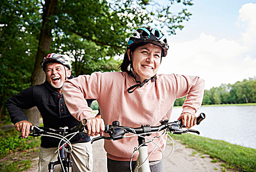 夫妻,骑自行车,旁侧,湖,笑