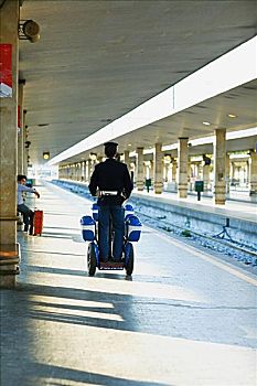 后视图,两个,警察,旅行,火车站台,罗马,意大利