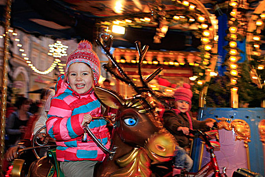 小女孩,三个,岁月,骑,旋转木马,圣诞市场