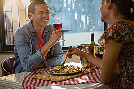 高兴,男人,女性朋友,红酒,坐,餐馆