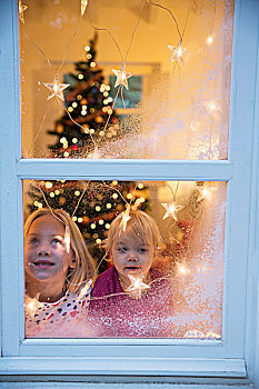 姐妹,望向窗外,圣诞装饰