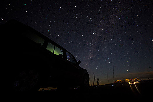 星空下的越野车