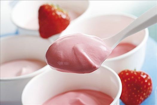 草莓酸奶,锅,勺子
